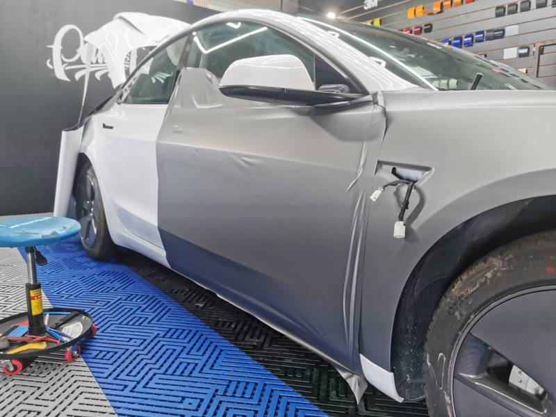 Covering tesla model 3