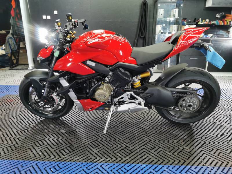 Covering sur une Ducati streefighter V4 dans les Bouches du Rhône