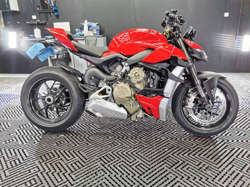 Covering sur une Ducati streefighter V4 dans les Bouches du Rhône