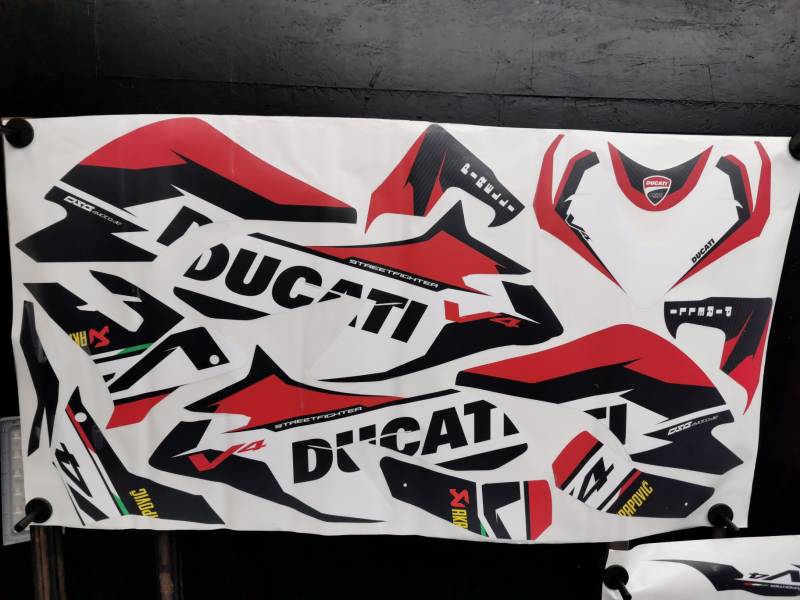 Covering sur une Ducati streefighter V4 dans les Bouches du Rhône