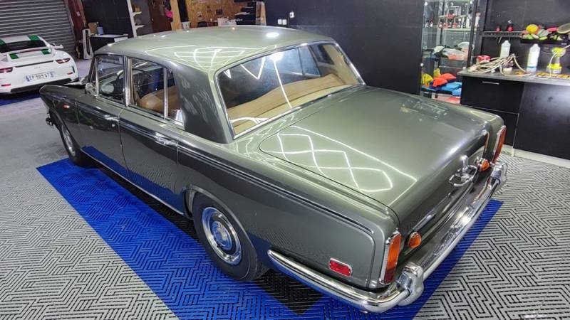 Covering Rolls Royce Silver Shadow