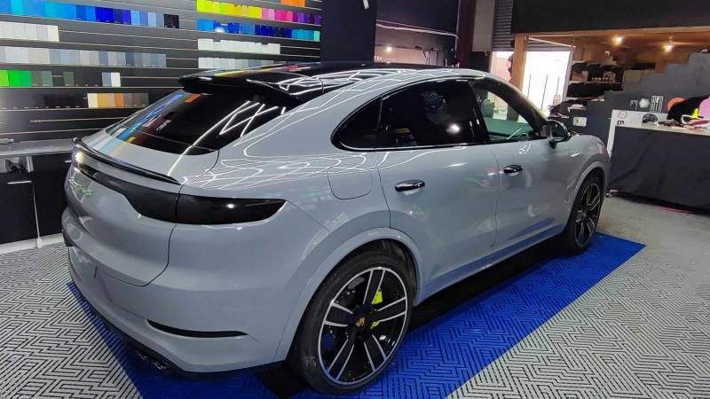 Covering Porsche Cayenne coupé