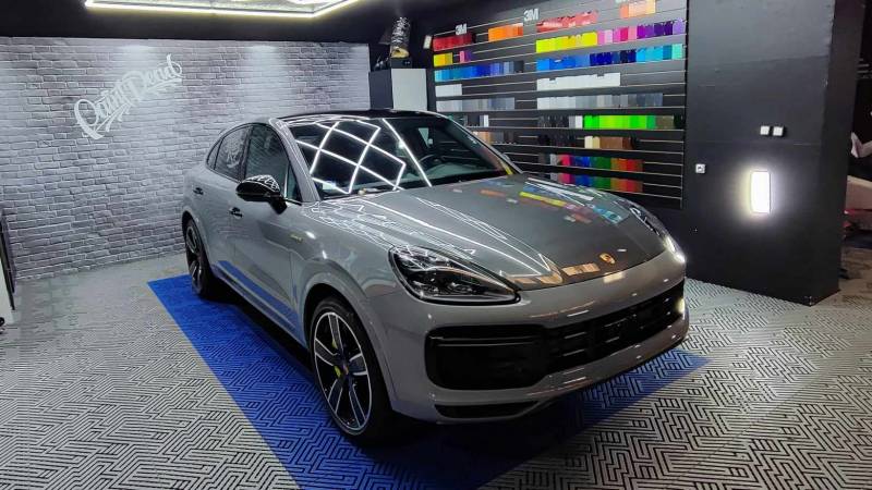 Covering Porsche Cayenne coupé